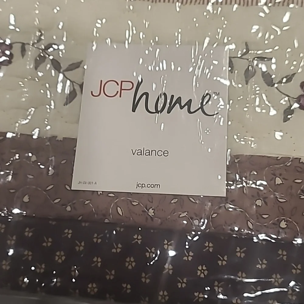 ❤️10/$40 New gorgeous quilted valence floral